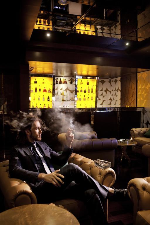 The Domain Bahrain Hotel And Spa - Adults Friendly 16 Years Plus Manáma Kültér fotó A man smoking in a nightclub