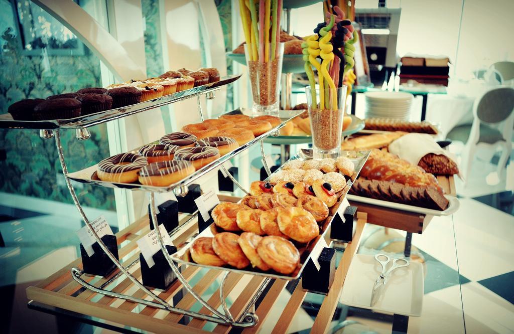 The Domain Bahrain Hotel And Spa - Adults Friendly 16 Years Plus Manáma Kültér fotó A buffet of pastries