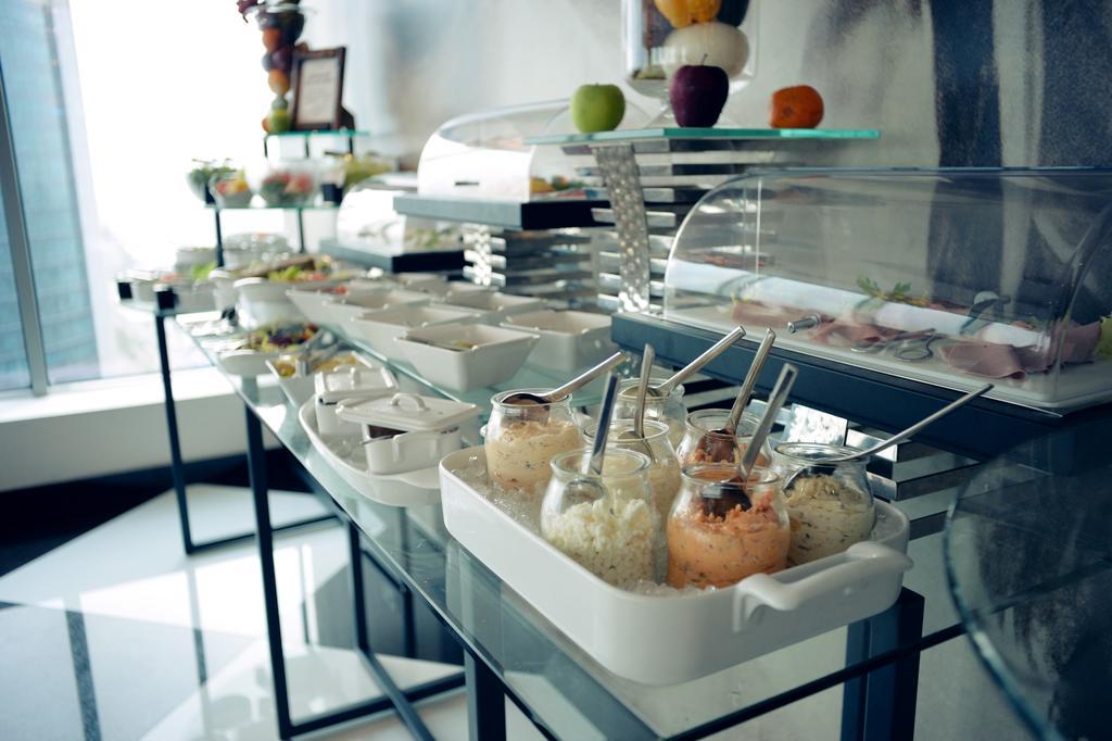 The Domain Bahrain Hotel And Spa - Adults Friendly 16 Years Plus Manáma Kültér fotó A buffet at a hotel
